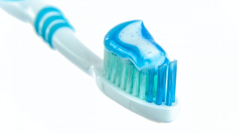 Por que é importante escovar os dentes depois das refeições?