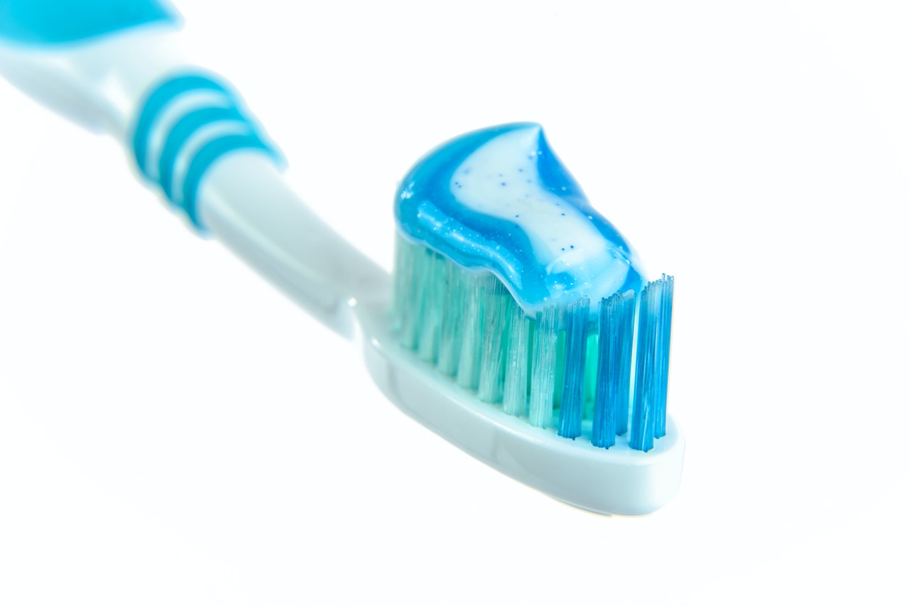 Por que é importante escovar os dentes depois das refeições?