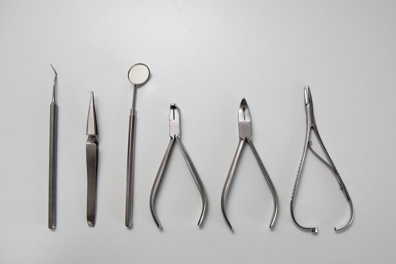 Fique por dentro, nesse post, de como são utilizadas as pinças cirúrgicas na área médica!