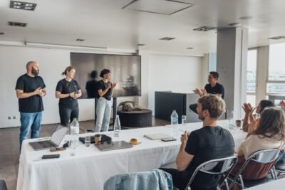 Na imagem, equipe apresentando programa de gestão de mudanças para os demais integrantes da empresa