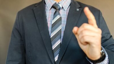 Como escolher camisa masculina para sair à noite