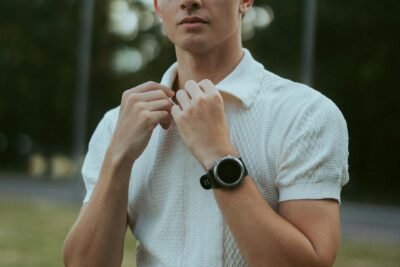 Quais acessórios combinam melhor com camisas masculinas