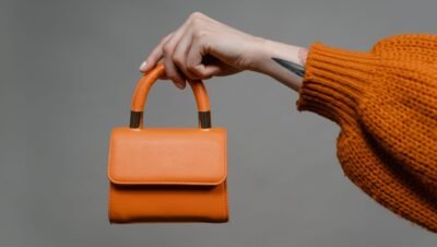 Quais cores de bolsas de couro combinam com qualquer look