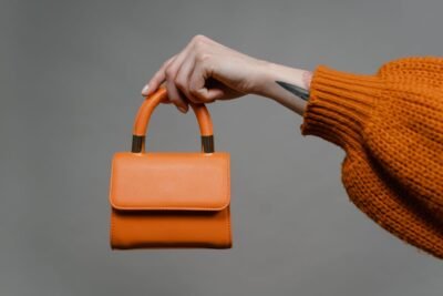 Quais cores de bolsas de couro combinam com qualquer look